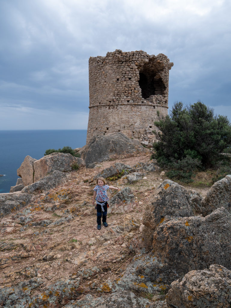Tour génoise de Roccapina, visiter la Corse en famille
