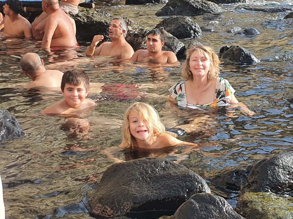 se baigner dans les eaux thermales de baia di Sorgeto à Ischia